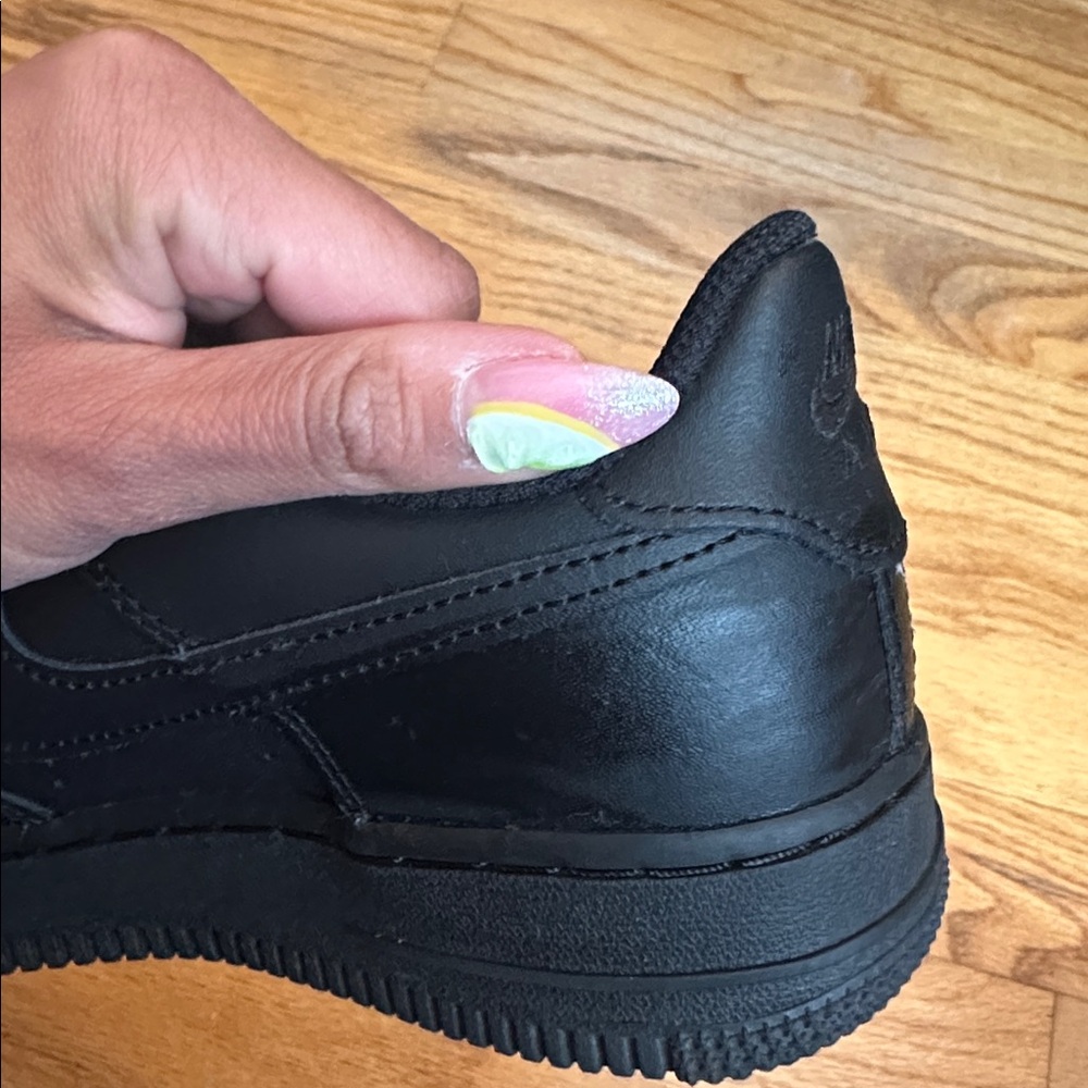 Nike Kids All-Black Sneakers Air Force 1 - Picture 10 of 12